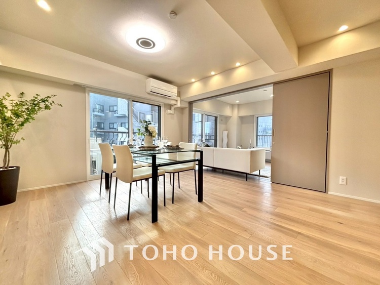 内装 ◆サンサンと◆差し込む太陽の光がこのリビングに笑いをもたらす。ソファの上のクッションがポカポカした暖気にぬくぬくと微睡んでいる。