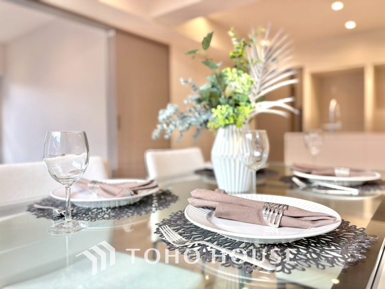 内装 ◆瀟洒な空間◆落ち着きのある彩が見事に調和させた瀟洒な空間を演出。ここに集まる家族の会話と笑顔が絶え間なく続く幸せな空間。