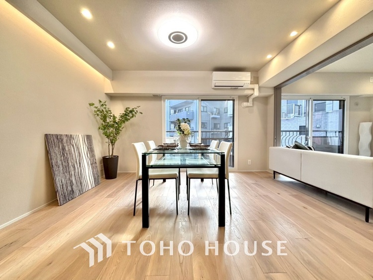 内装 ここはみんなが集い、食事と楽しい会話が始まる場所。話に夢中になりすぎて、ついつい時を忘れ、夜半過ぎになってしまう。そんな束の間の幸せを感じさせてくれます。