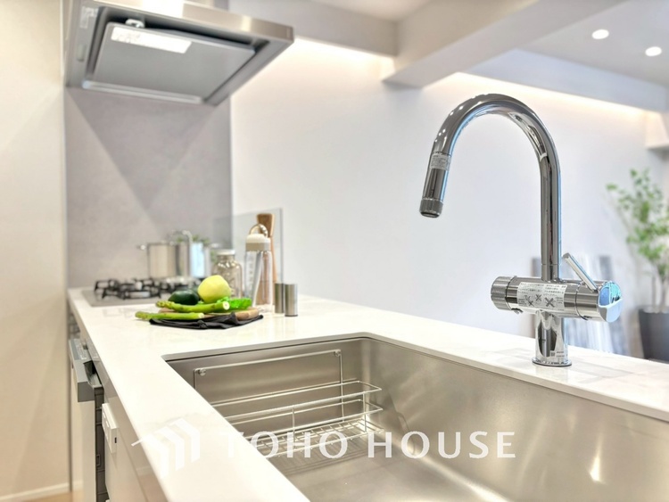 キッチン 手元の収納から、足元の収納までが全てスライド式で、奥のスペースまで有効に活用できます。奥まで上から見渡せるので、たまにしか使わない調理器具もサッと取出せます。