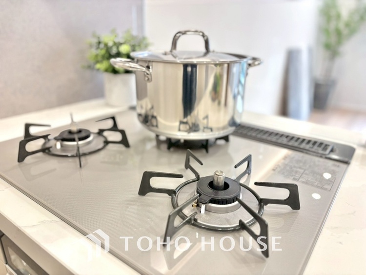 キッチン ◆愛育◆キッチンは家族の絆を育む大切な空間。シンプルで使い易いSystemKitchenで愉しく作る料理は愛情のある美味しいご馳走に。家族で使える広々としたダイニングキッチンです。