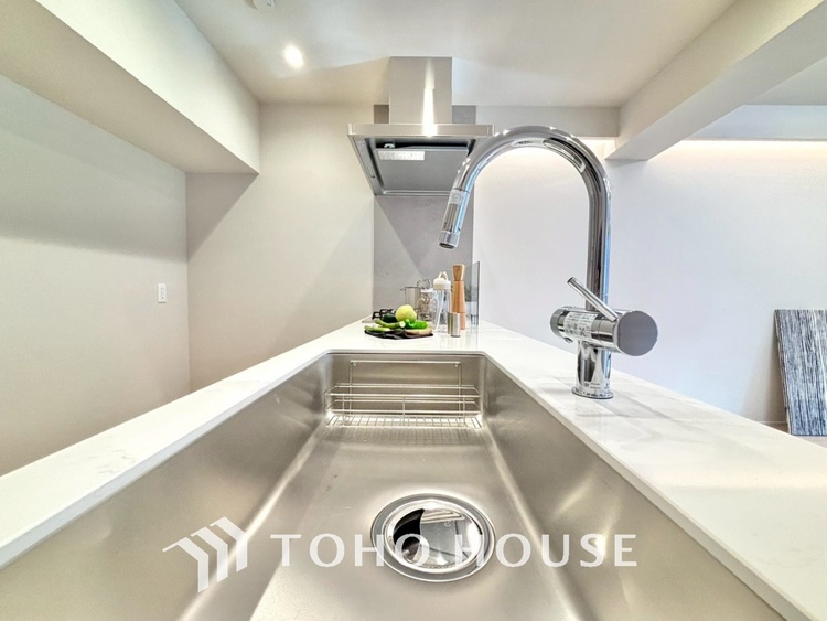 キッチン キッチンは家族の絆を育む大切な空間。シンプルで使い易いシステムキッチンで愉しく作る料理は愛情のある美味しいご馳走に。家族で使えるダイニングキッチンです。