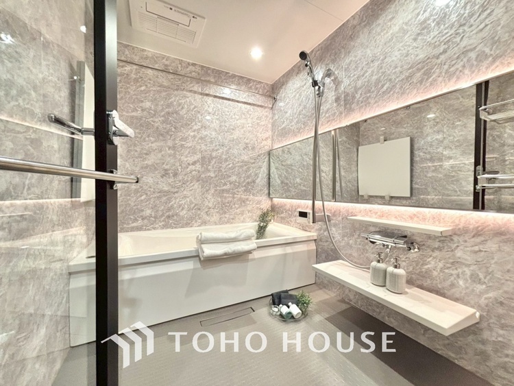 風呂 【浴室】《一日の疲れを落としてくれる場所は、落ち着く場所でなければならない》　高級感溢れるカラーと大きさ・柔らかな曲線で構成された半身浴も楽しめるバスタブが心地よさをもたらします。