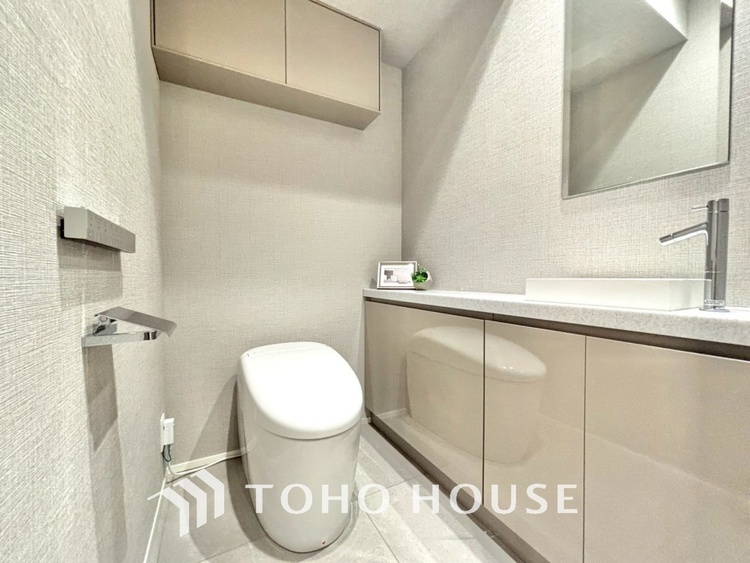 トイレ 清潔感あるホワイト調のクロスと温もり溢れるモダンカラーの床材が見事に調和した本邸宅は、毎日の生活を少しでも快適に過ごして頂ける様に落ち着いた雰囲気作りから行っています。