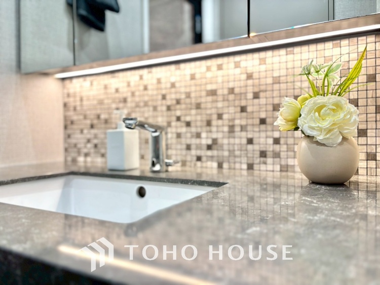 洗面 気持ちの良い朝をつくりだし、夕方には笑顔を取り戻させてくれるミラー。パウダールームはいつでも本来の自分を取り戻せる空間。明るく仕上げてあります。