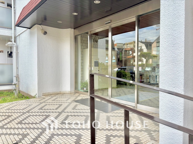 エントランス 現地に実際に行ってみることでしか感じられないことがたくさんあります。周辺環境や街の雰囲気など、たくさんのことを感じていただけます。