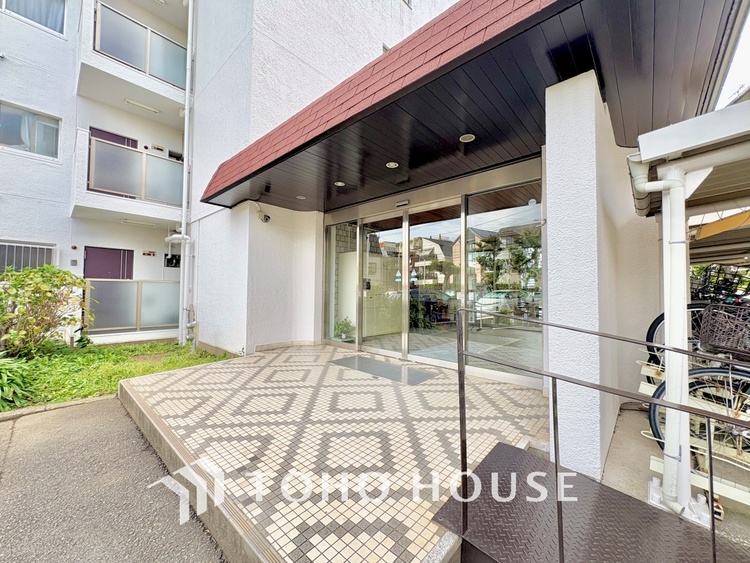 外観 街に溶け合う美しい景観を生みだしているにも関わらず、採光や風通しを考えて設計された間取り。近隣との視線を考え、街全体で調整される窓位置。外観だけでなく、そこに住まうご家族の心地よさを最優先しました。