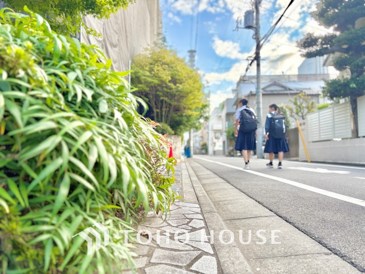 エントランス 現地に実際に行ってみることでしか感じられないことがたくさんあります。周辺環境や街の雰囲気など、たくさんのことを感じていただけます。