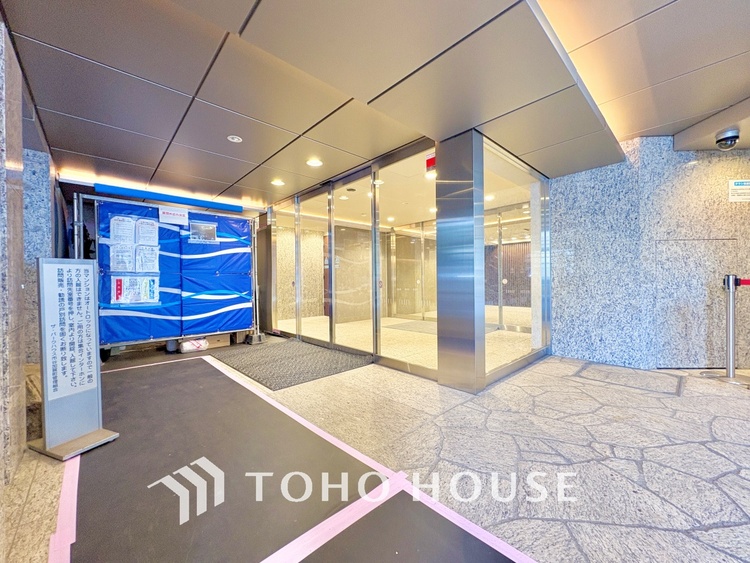 駐車場 ここはみんなが集い、食事と楽しい会話が始まる場所。話に夢中になりすぎて、ついつい時を忘れ、夜半過ぎになってしまう。そんな束の間の幸せを感じさせてくれます。