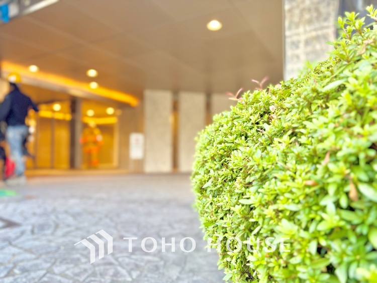 外観 街に溶け合う美しい景観を生みだしているにも関わらず、採光や風通しを考えて設計された間取り。近隣との視線を考え、街全体で調整される窓位置。外観だけでなく、そこに住まうご家族の心地よさを最優先しました。