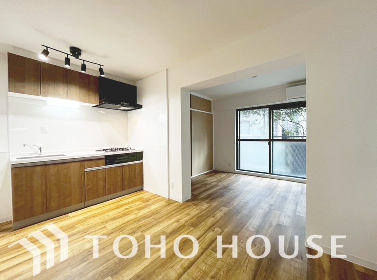 内装 ＊配置してある家具や小物はCGによるイメージ画像です。◆サンサンと◆差し込む太陽の光がこのリビングに笑いをもたらす.