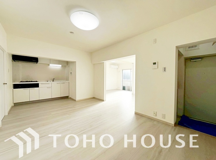 内装 ここはみんなが集い、食事と楽しい会話が始まる場所。話に夢中になりすぎて、ついつい時を忘れ、夜半過ぎになってしまう。そんな束の間の幸せを感じさせてくれます。