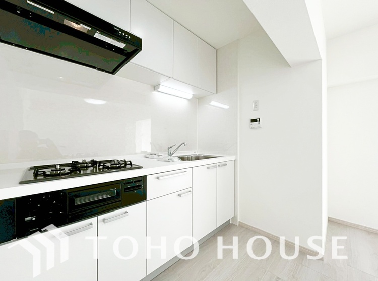 キッチン 手元の収納から、足元の収納までが全てスライド式で、奥のスペースまで有効に活用できます。奥まで上から見渡せるので、たまにしか使わない調理器具もサッと取出せます。