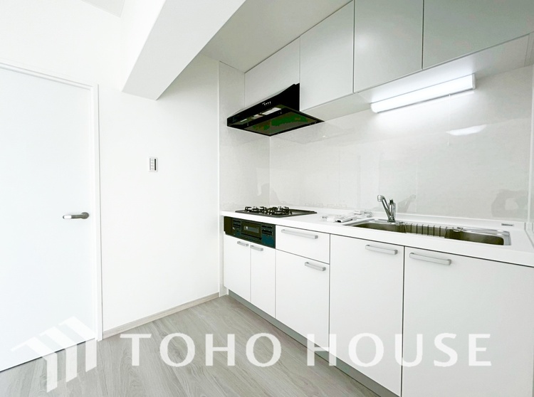 キッチン ◆愛育◆キッチンは家族の絆を育む大切な空間。シンプルで使い易いSystemKitchenで愉しく作る料理は愛情のある美味しいご馳走に。家族で使える広々としたダイニングキッチンです。