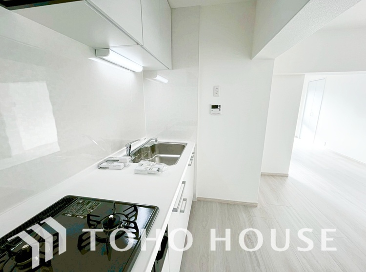 キッチン キッチンは家族の絆を育む大切な空間。シンプルで使い易いシステムキッチンで愉しく作る料理は愛情のある美味しいご馳走に。家族で使えるダイニングキッチンです。