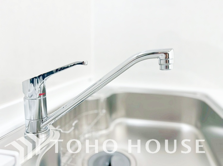 キッチン キッチンは家族の絆を育む大切な空間。シンプルで使い易いシステムキッチンで愉しく作る料理は愛情のある美味しいご馳走に。家族で使えるダイニングキッチンです。