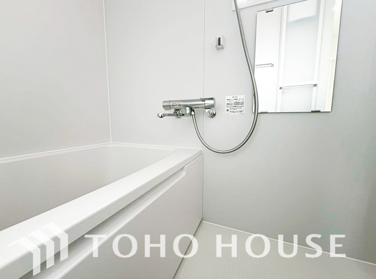 風呂 【浴室】《一日の疲れを落としてくれる場所は、落ち着く場所でなければならない》　高級感溢れるカラーと大きさ・柔らかな曲線で構成された半身浴も楽しめるバスタブが心地よさをもたらします。