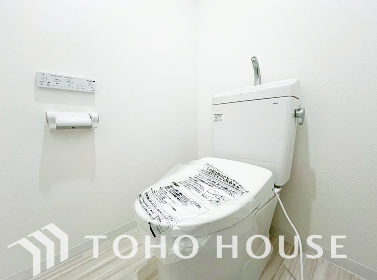 トイレ 清潔感あるホワイト調のクロスと温もり溢れるモダンカラーの床材が見事に調和した本邸宅は、毎日の生活を少しでも快適に過ごして頂ける様に落ち着いた雰囲気作りから行っています。