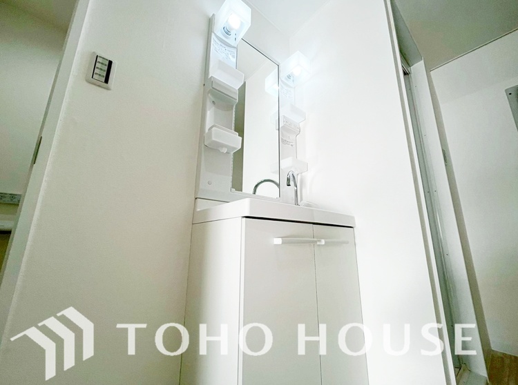 洗面 気持ちの良い朝をつくりだし、夕方には笑顔を取り戻させてくれるミラー。パウダールームはいつでも本来の自分を取り戻せる空間。明るく仕上げてあります。