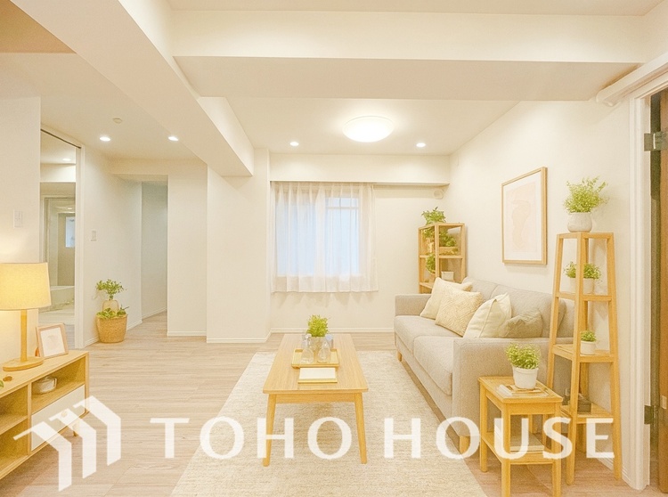 内装 ＊配置してある家具や小物はCGによるイメージ画像です。【living】居心地のいい暮らしには欠かせない眩い採光。