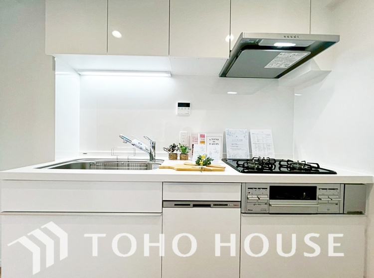 キッチン ◆愛育◆キッチンは家族の絆を育む大切な空間。シンプルで使い易いSystemKitchenで愉しく作る料理は愛情のある美味しいご馳走に。家族で使える広々としたダイニングキッチンです。