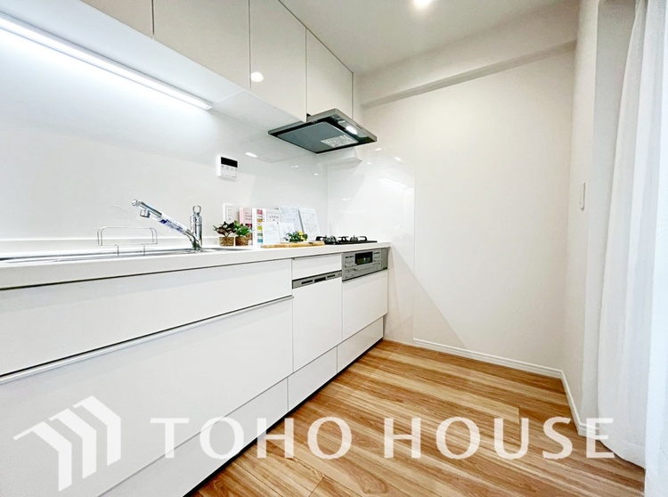 キッチン キッチンは家族の絆を育む大切な空間。シンプルで使い易いシステムキッチンで愉しく作る料理は愛情のある美味しいご馳走に。家族で使えるダイニングキッチンです。