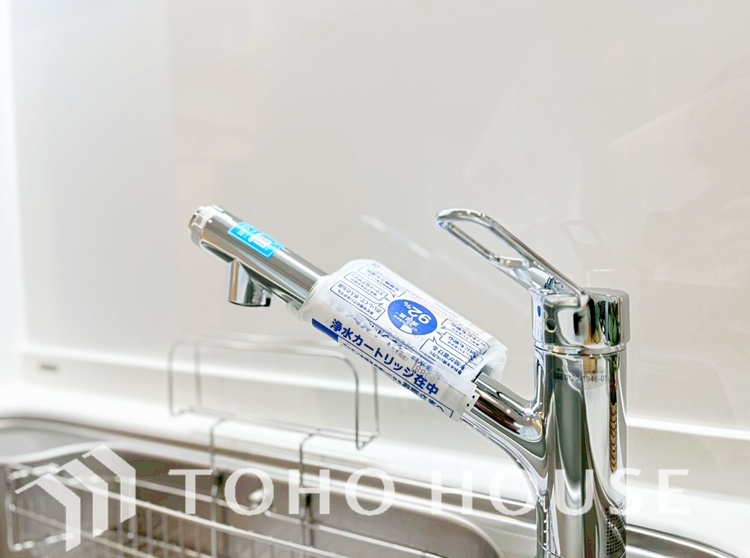 キッチン 広々としたキッチンのシンクは、料理の準備と片付けを楽にし、使いやすさを最大限に引き立てます。