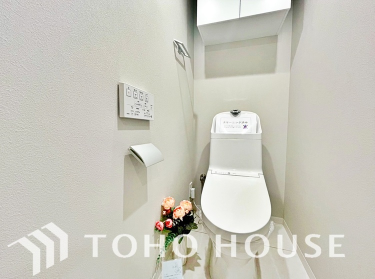 トイレ 清潔感あるホワイト調のクロスと温もり溢れるモダンカラーの床材が見事に調和した本邸宅は、毎日の生活を少しでも快適に過ごして頂ける様に落ち着いた雰囲気作りから行っています。