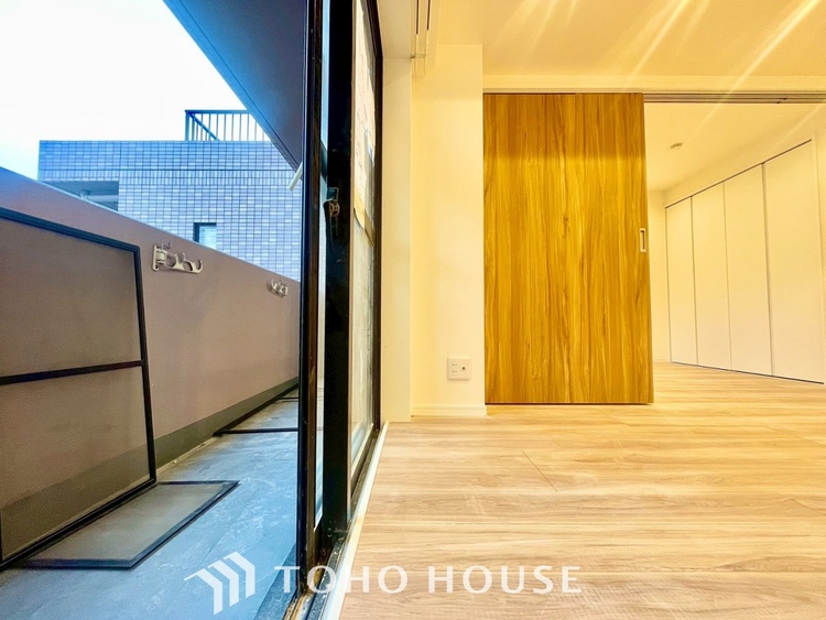 内装 【LIVING】◆扉を◆開くとこの景色。家族の”おかえり”の声が聞こえてきそう。