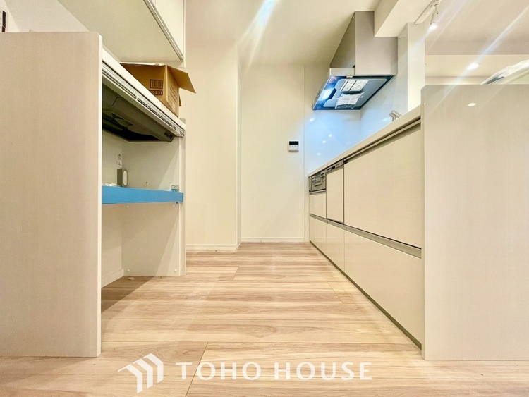 キッチン 【KITCHEN】◆ワクワク◆開放的で機能性も高いシステムキッチン。お子様は毎日のご飯にワクワク！