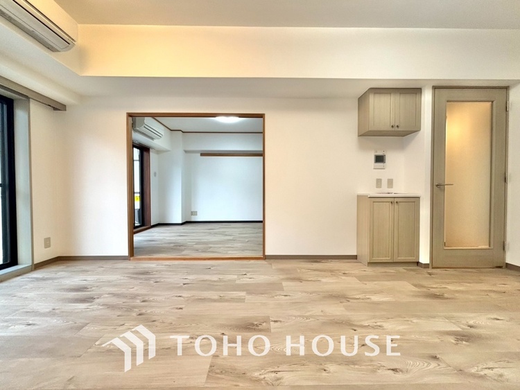 内装 居心地のいい暮らしには欠かせない眩い採光。ゆったりとした幅の窓からこの空間に降り注ぐ採光が絶えない。明るいリビングこそ居心地のいい暮らしが待っているのだと思う。