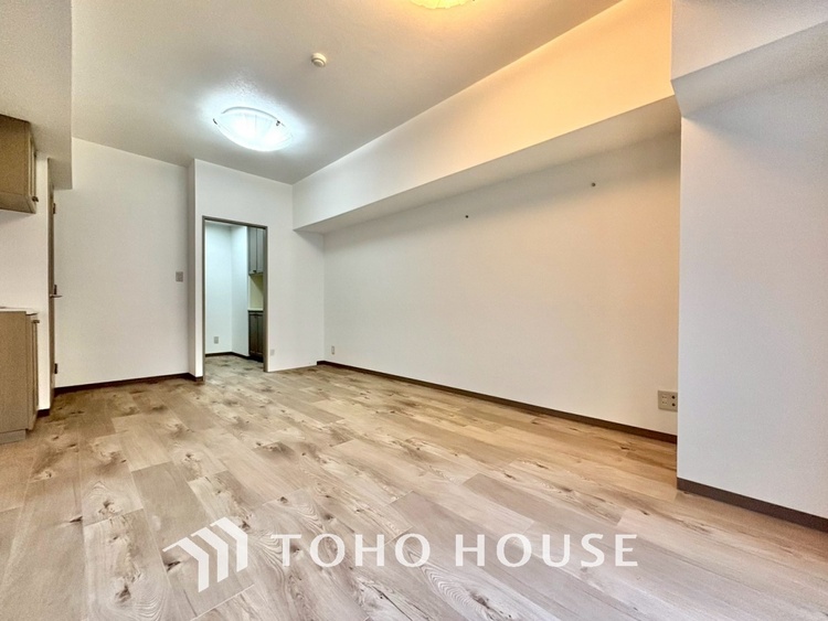 内装 ◆サンサンと◆差し込む太陽の光がこのリビングに笑いをもたらす。ソファの上のクッションがポカポカした暖気にぬくぬくと微睡んでいる。