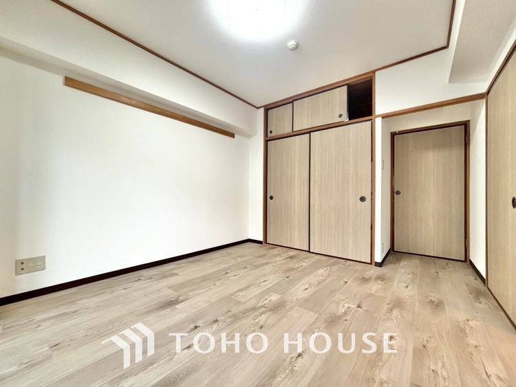 内装 使いやすく、明るい洋室に仕上がります。子供部屋や趣味のお部屋にご利用できます。ご自身で家具などを配置し、素敵な空間を創り上げられます。