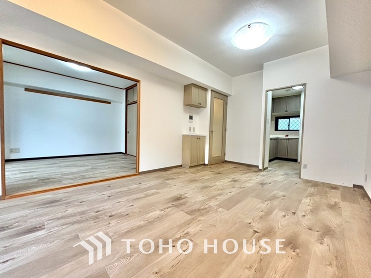 内装 ◆瀟洒な空間◆落ち着きのある彩が見事に調和させた瀟洒な空間を演出。ここに集まる家族の会話と笑顔が絶え間なく続く幸せな空間。