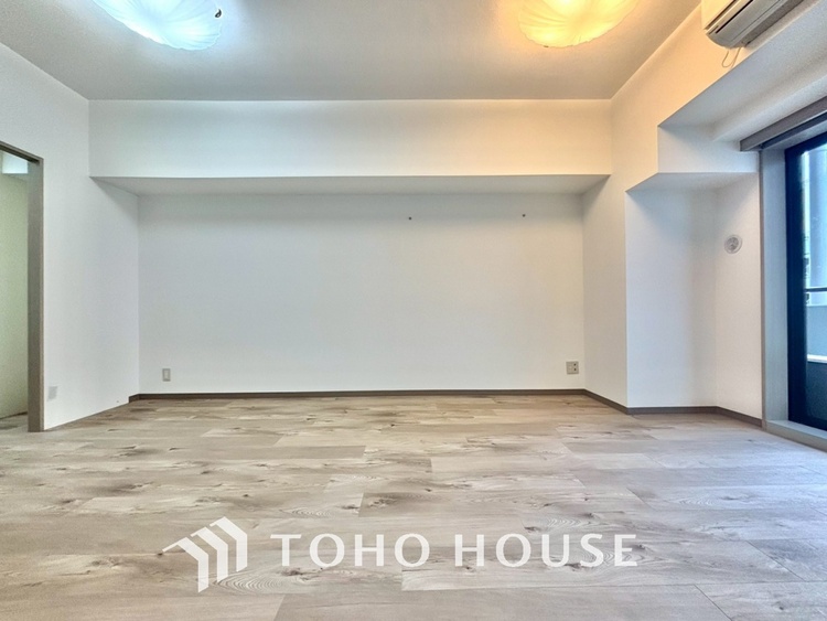 内装 ここはみんなが集い、食事と楽しい会話が始まる場所。話に夢中になりすぎて、ついつい時を忘れ、夜半過ぎになってしまう。そんな束の間の幸せを感じさせてくれます。