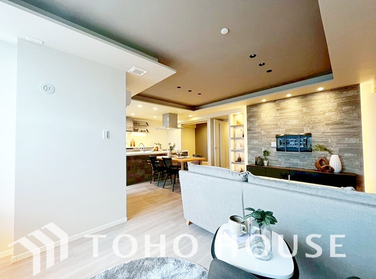 内装 ◆サンサンと◆差し込む太陽の光がこのリビングに笑いをもたらす.