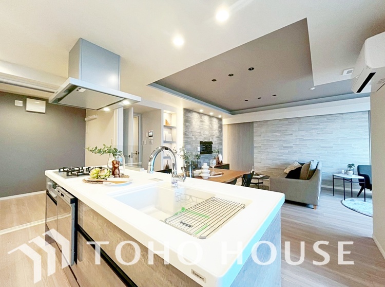 内装 ここはみんなが集い、食事と楽しい会話が始まる場所。話に夢中になりすぎて、ついつい時を忘れ、夜半過ぎになってしまう。そんな束の間の幸せを感じさせてくれます。