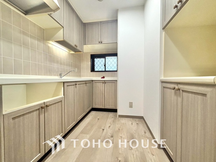 キッチン 手元の収納から、足元の収納までが全てスライド式で、奥のスペースまで有効に活用できます。奥まで上から見渡せるので、たまにしか使わない調理器具もサッと取出せます。