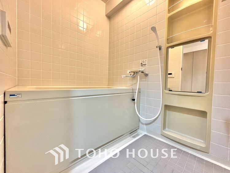 風呂 【浴室】《一日の疲れを落としてくれる場所は、落ち着く場所でなければならない》　高級感溢れるカラーと大きさ・柔らかな曲線で構成された半身浴も楽しめるバスタブが心地よさをもたらします。