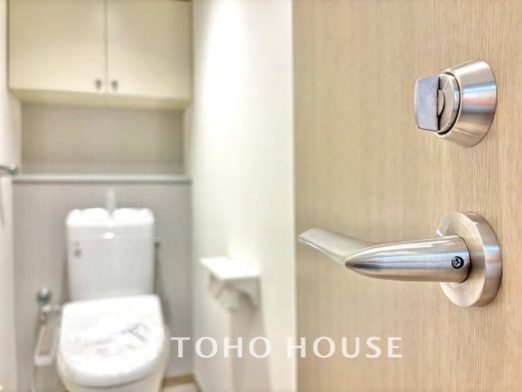 トイレ 清潔感あるホワイト調のクロスと温もり溢れるモダンカラーの床材が見事に調和した本邸宅は、毎日の生活を少しでも快適に過ごして頂ける様に落ち着いた雰囲気作りから行っています。