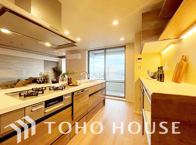 キッチン 手元の収納から、足元の収納までが全てスライド式で、奥のスペースまで有効に活用できます。奥まで上から見渡せるので、たまにしか使わない調理器具もサッと取出せます。