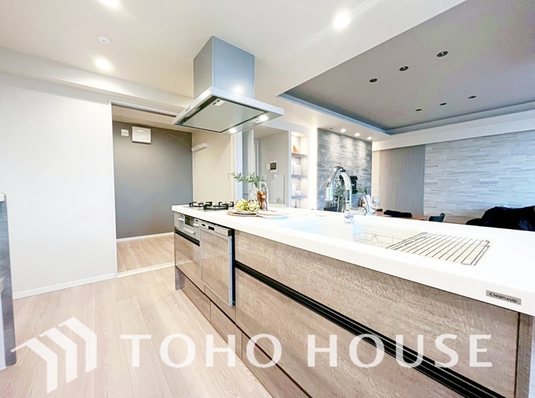 キッチン ◆愛育◆キッチンは家族の絆を育む大切な空間。シンプルで使い易いSystemKitchenで愉しく作る料理は愛情のある美味しいご馳走に。家族で使える広々としたダイニングキッチンです。