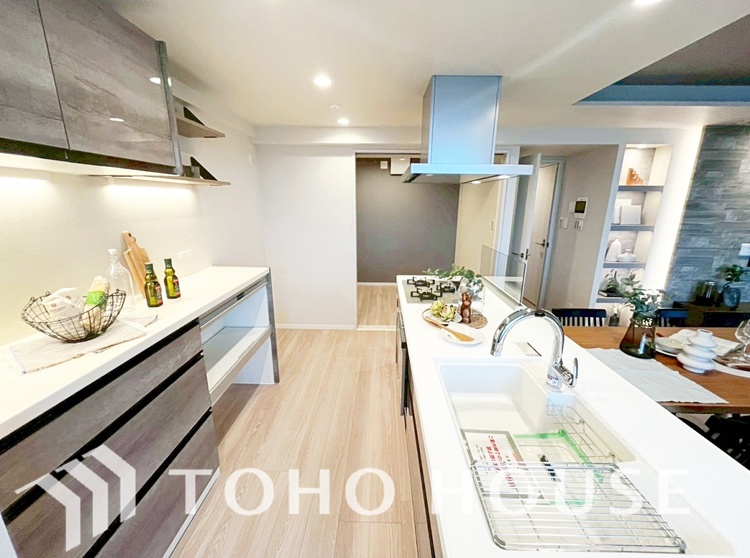 キッチン キッチンは家族の絆を育む大切な空間。シンプルで使い易いシステムキッチンで愉しく作る料理は愛情のある美味しいご馳走に。家族で使えるダイニングキッチンです。