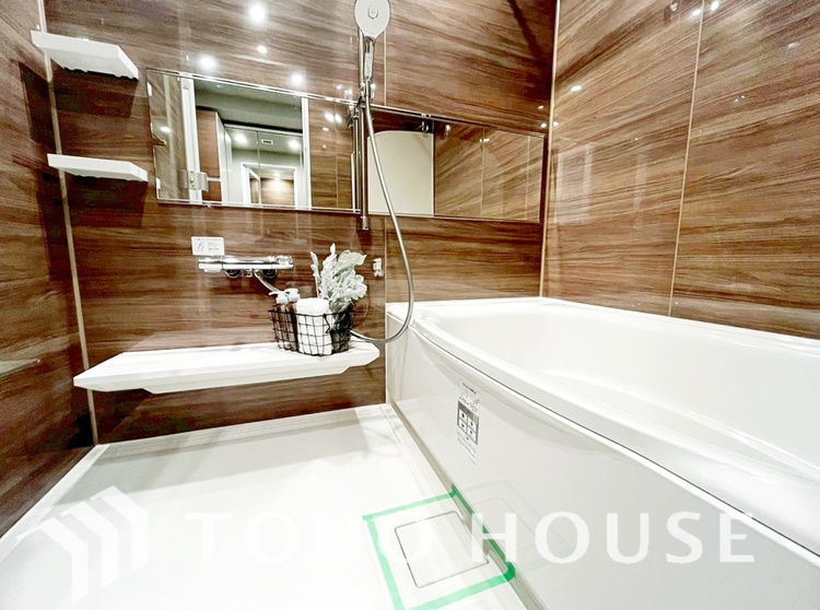 風呂 【浴室】《一日の疲れを落としてくれる場所は、落ち着く場所でなければならない》　高級感溢れるカラーと大きさ・柔らかな曲線で構成された半身浴も楽しめるバスタブが心地よさをもたらします。