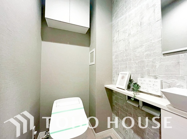 トイレ 清潔感あるホワイト調のクロスと温もり溢れるモダンカラーの床材が見事に調和した本邸宅は、毎日の生活を少しでも快適に過ごして頂ける様に落ち着いた雰囲気作りから行っています。