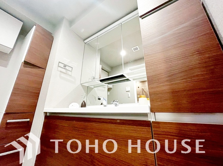 洗面 気持ちの良い朝をつくりだし、夕方には笑顔を取り戻させてくれるミラー。パウダールームはいつでも本来の自分を取り戻せる空間。明るく仕上げてあります。