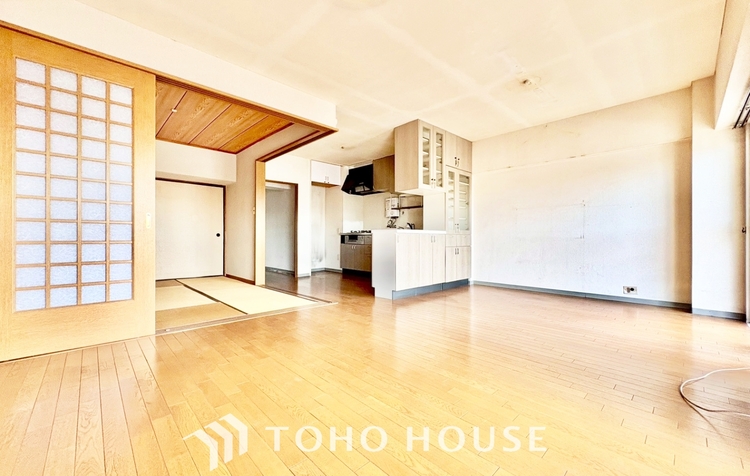 内装 ◆居心地のいい暮らし◆には欠かせない眩い採光。ゆったりとした幅の窓からこの空間に降り注ぐ採光が絶えない。明るいリビングこそ居心地のいい暮らしが待っているのだと思う。