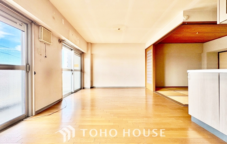 内装 ◆時を忘れる場所◆ここにはみんなが集い、食事と楽しい会話が始まる。話に夢中になりすぎて、ついつい時を忘れ夜半過ぎになってしまう。そんな束の間の幸せを感じさせてくれる場所でありたい。