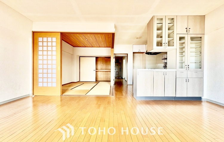 内装 ◆木漏れ日◆の様な採光が優しく足元を照らし、心地いい暮らしの道しるべを写し出す。この空間で過ごす家族との語らいの時間がとても素敵で幸せを感じるかもしれない。