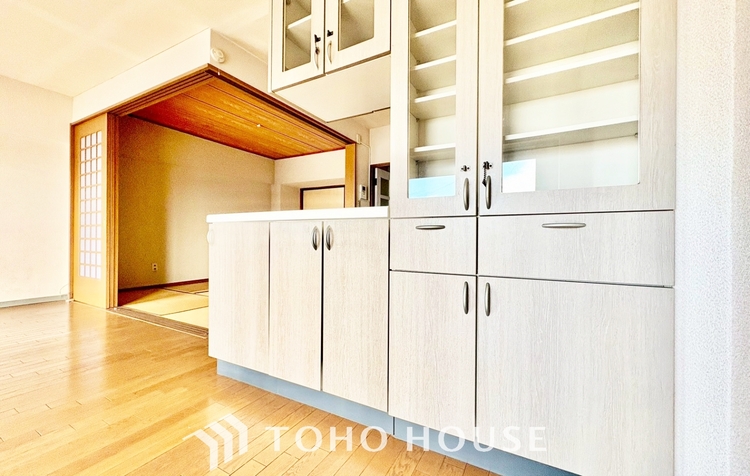 内装 ◆結ばれた◆玄関ドアを開けるとリビングから聞こえる小走りの足音。靴を脱ぎかけ目の前に立つ君の瞳と交差する。君は微笑みその刹那に心奪われる。佇む僕と君の間に赤い糸が結ばれた。